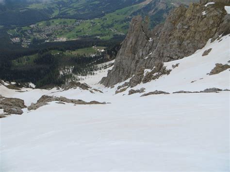 Canale ripido e innevato che conduce a una forcella nel Latemar