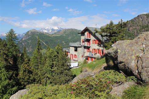 Rifugio Zoia in Valmalenco con sfondo montano innevato
