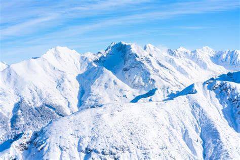 Vista panoramica della Face de Bellevarde con le Alpi innevate sullo sfondo.