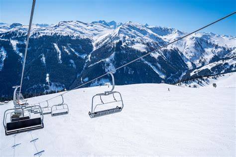 Panoramica di Tignes con le montagne innevate e gli impianti di risalita.