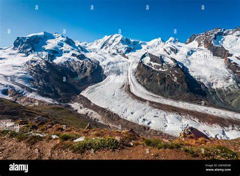 Vista panoramica dal ghiacciaio della Grande Motte con il Monte Bianco all'orizzonte.