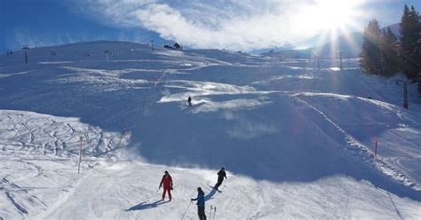 pista da sci innevata con sciatori in movimento