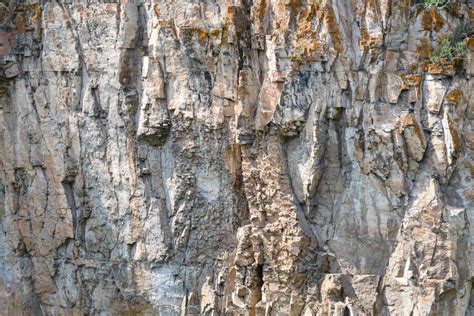 Dettaglio di una parete rocciosa con diverse tipologie di roccia
