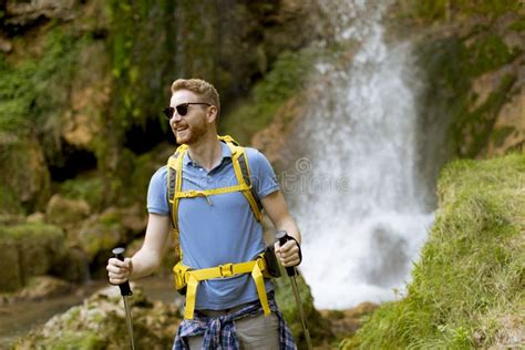 Immagine di un escursionista che viene soccorso in montagna
