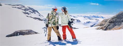 Collage di diversi capi di abbigliamento da snowboard da donna in vari colori e stili