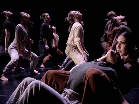 Alice Leoni durante una performance di danza contemporanea