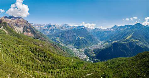 Panoramica del paese di Chiesa in Valmalenco con le montagne circostanti