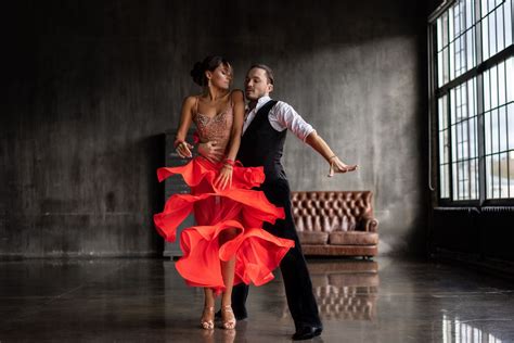 Coppia di ballerini di danza latino americana in azione
