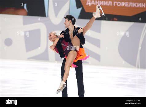 Pattinatori artistici in azione durante una competizione