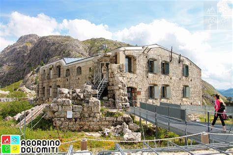 Forte Tre Sassi e il paesaggio circostante
