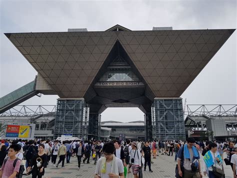 Folto pubblico e stand colorati durante il Comiket al Tokyo Big Sight.