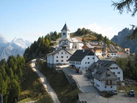 Illustrazione del Santuario della Madonna di Lussari incastonato tra le montagne