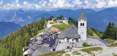 Panorama estivo dal Monte Lussari con vista sulle dolci vallate