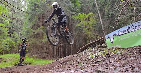 Ciclista impegnato in una discesa nel Bike Park di Forni di Sopra