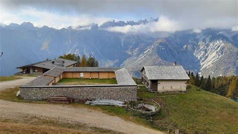 Vista panoramica dalle Alpi Giulie con la Malga Varmost in primo piano