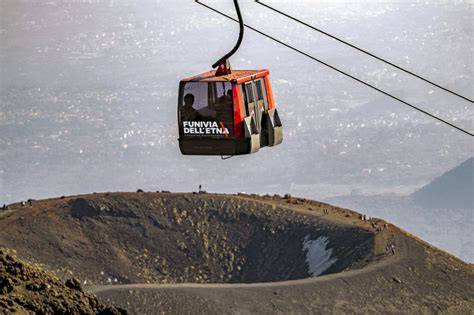 panoramica dell'Etna con la funivia in primo piano