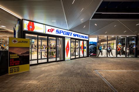 Interno di un negozio DF Sport Specialist con vasta esposizione di attrezzatura sportiva