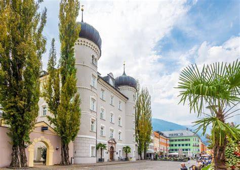 Vista panoramica della Hauptplatz di Lienz con il Municipio (Liebburg) e la fontana di San Floriano