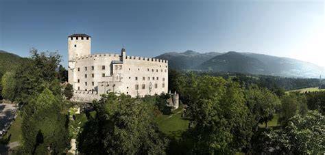 Castello di Bruck che domina la città di Lienz