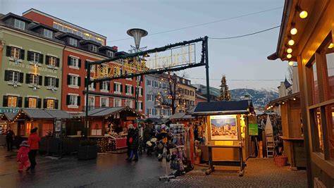 Scena tipica dei Mercatini di Natale di Lienz con casette decorate e luci
