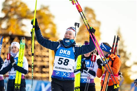 Podio della sprint femminile di Oestersund con Suvi Minkkinen, Anna Magnusson e Oceane Michelon