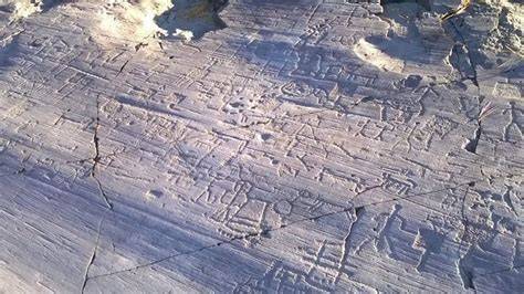 incisioni rupestri su una roccia nel Parco Nazionale di Naquane