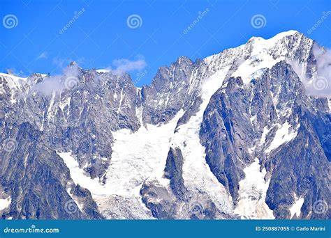 Panorama alpino invernale con montagne innevate e cielo azzurro