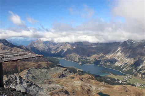 Vista panoramica dalla cima del Corvatsch con montagne circostanti e laghi ghiacciati in lontananza