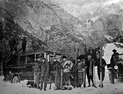 Foto storica di sciatori svedesi o del logo originale di Peak Performance