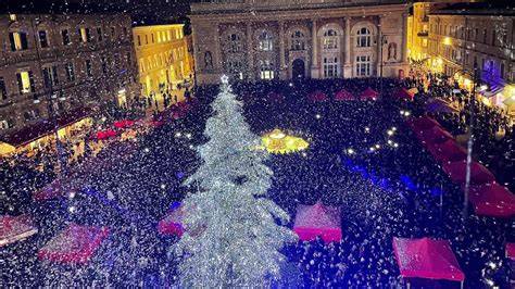 Vista notturna di Piazza Syntagma con l'albero di Natale illuminato
