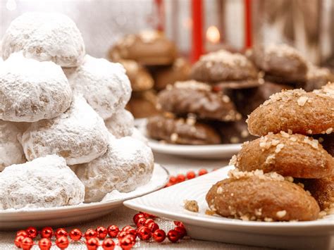 Piatto con melomakarona e kourabiedes