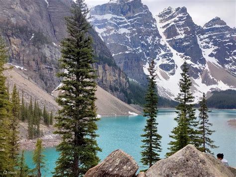Panoramica del Lake Louise con le sue acque turchesi e le montagne circostanti