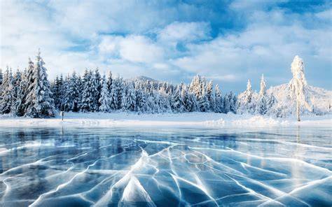 Pattinatori sul Lake Louise ghiacciato in un paesaggio invernale mozzafiato
