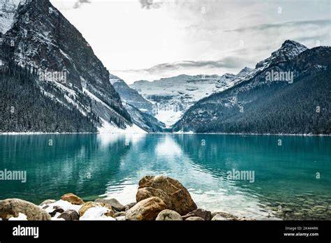 Vista del Lake Louise verso sud-ovest in direzione del Ghiacciaio Columbia, Banff National Park, Alberta, Canada
