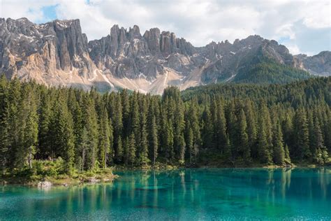 Panorama del Lago di Carezza con le Dolomiti riflesse nell'acqua