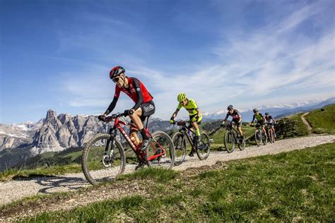 Ciclisti su un sentiero panoramico a Kitzbühel