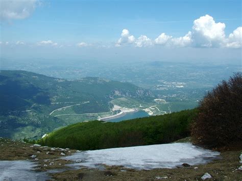 Panorama del Parco Regionale del Matese con montagne innevate e un sentiero per lo sci di fondo.