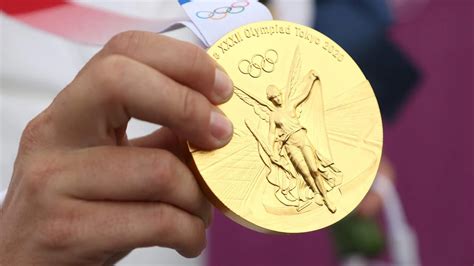 Marciatore che riceve una medaglia olimpica