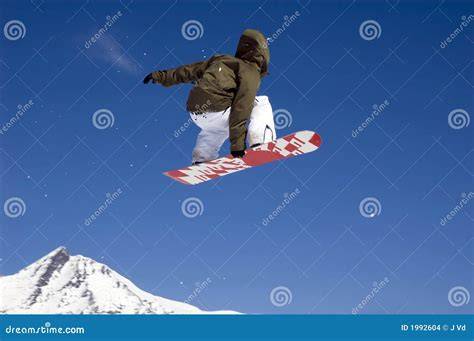 Foto di uno snowboarder che esegue un trick in uno snowpark con una tavola Freestyle