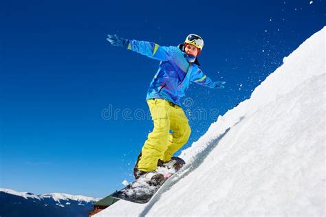 Immagine di uno snowboarder che cavalca una grande onda di neve fresca con una tavola Freeride