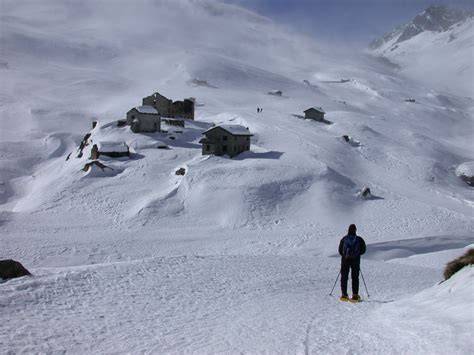 Vista panoramica del Rifugio Dondena in un paesaggio innevato