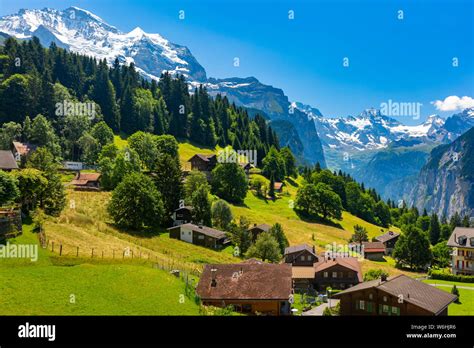 Vista panoramica del villaggio di Wengen con gli chalet in legno e le montagne circostanti