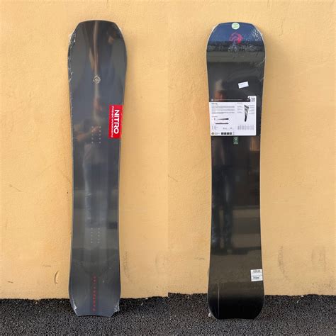 Illustrazione stilizzata di una tavola da snowboard Nitro Pantera con enfatizzazione delle sue caratteristiche tecniche.