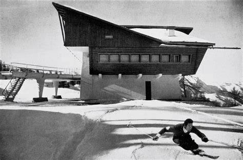 Dettaglio architettonico del Rifugio Carlo Mollino che evidenzia le linee moderne ispirate alle strutture Walser