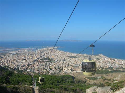 Panorama di Trapani con la funivia che sale verso Erice