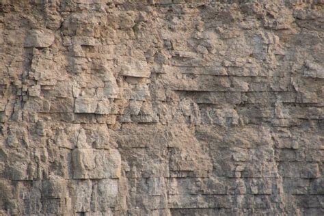 Dettaglio della parete rocciosa con indicazioni per l'attacco della parte di arrampicata