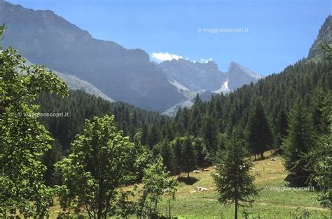 Panorama autunnale della Valle Varaita con i primi massi individuati