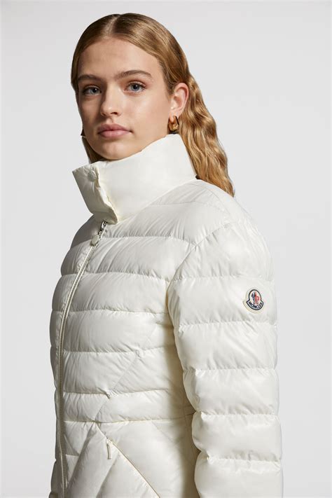 Immagine della scatola Moncler riutilizzabile con un piumino all'interno
