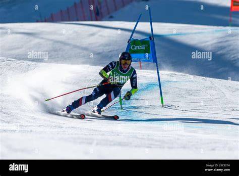 Foto di sciatori durante una gara di slalom gigante