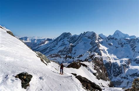 Sentiero di scialpinismo in Val Ferret con sfondo montuoso